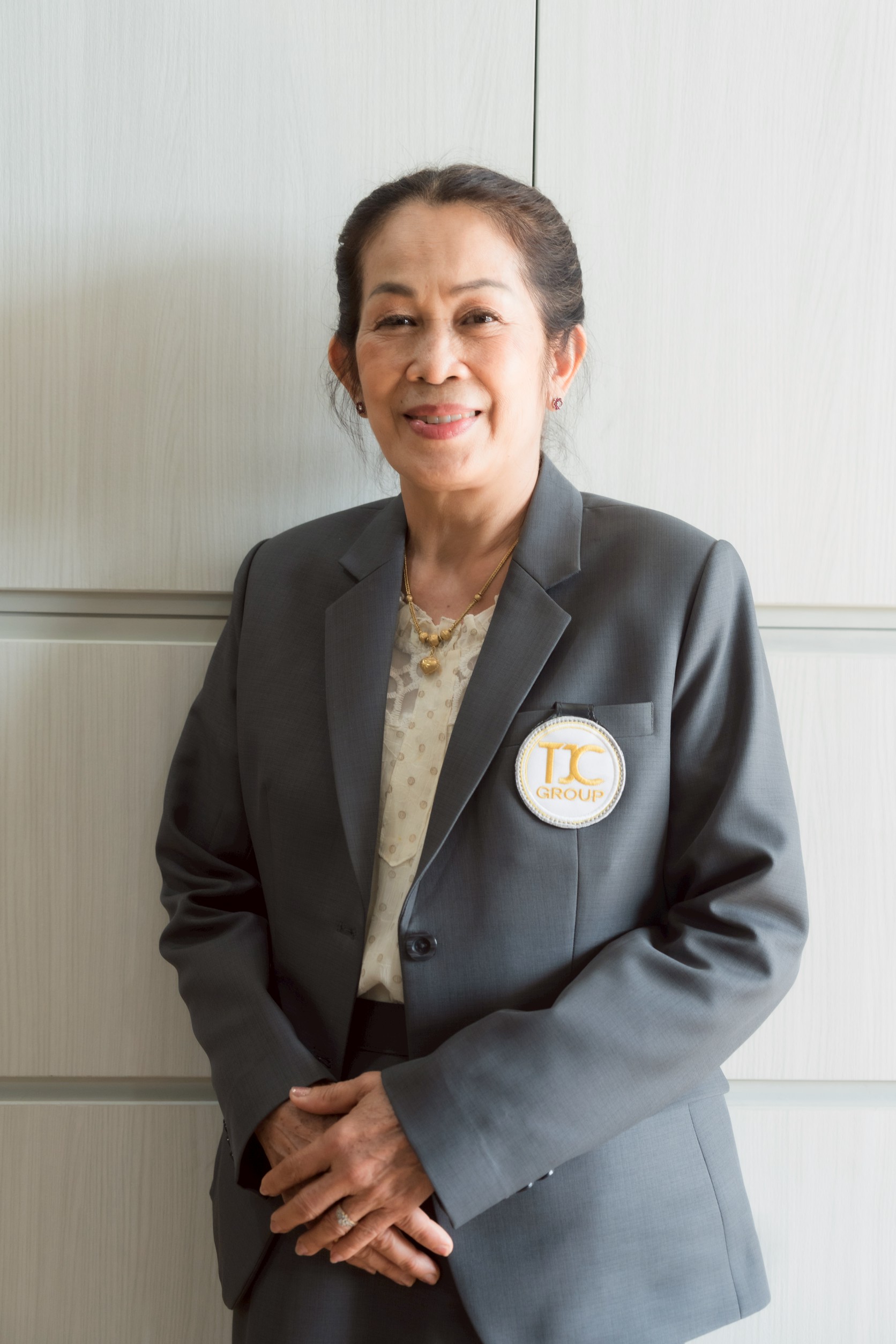 นางประนอม สุตัญตั้งใจ